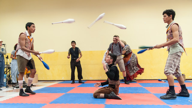 Die Jugendlichen des Circo Fantazztico zeigen ihr Können am 19. Okober im Pfarrsaal Schwanenstadt. | Foto: Circo Fantazztico