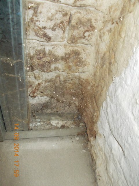 feuchte Mauer beim Fenster