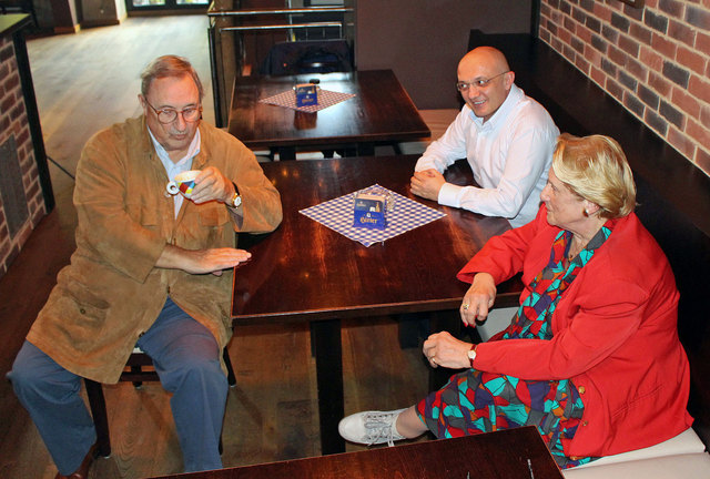 Gertrude Klaric (Obfrau Verein Margaretenplatz) mit Teddy Podgorski und Patron vom Bierometer | Foto: Peter Markl