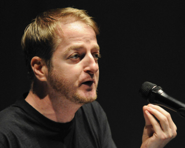 Kabarettist Markus Koschuh führt als Modeator durch den Dichterstreit. | Foto: Stadttheater