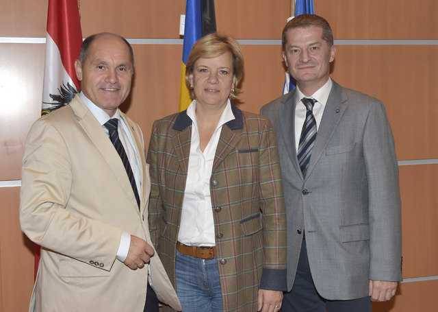 Landeshauptmann-Stv. Mag. Wolfgang Sobotka und Bildungslandesrätin Mag. Barbara Schwarz mit dem Vorsitzenden-Stv. des Zentralausschusses der NÖ Landeslehrer Peter Böhm | Foto: NLK Pfeiffer