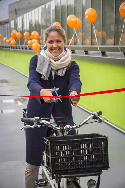 Stadträtin Barbara Unterkofler durchschneidet das rote Band als symbolische Eröffnung der neuen Rad- und Fußgängerbrücke über die Rudolf-Biebl-Straße.