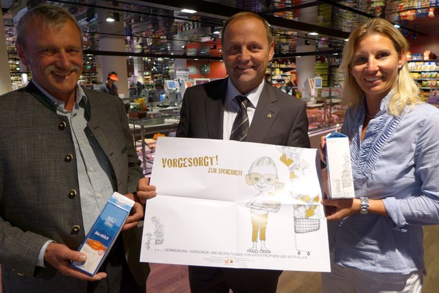 Foto: Land Tirol/Gerzabek – Abdruck honorarfrei
 Heinz Gstir von Bio vom Berg, LHStv Josef Geisler und Ingrid Heinz, Unternehmenssprecherin von MPREIS. | Foto: Gerzabek/Land Tirol