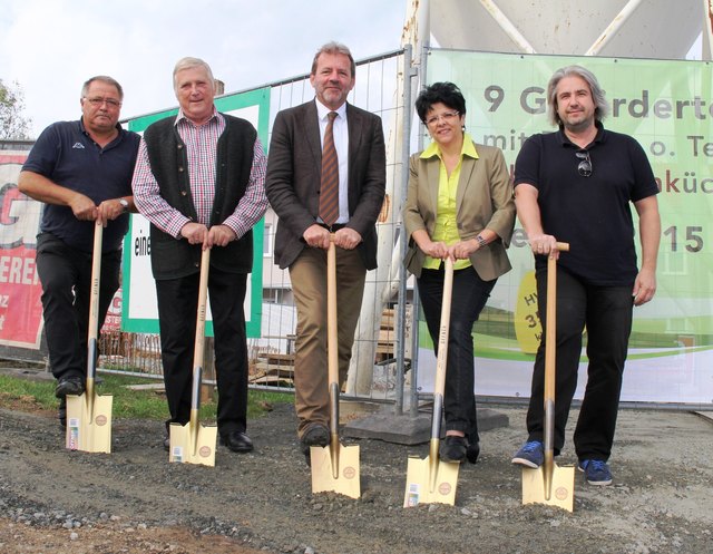 Albert Schabauer, Johann Zinggl, Gerhard Königsberger, Waltraud Schwammer und Heinz Zischka beim Spatenstich (v.l.)