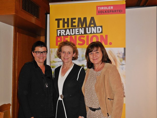 VP-Frauenchefin NRin Elisabeth Pfurtscheller, Bgm. Eva Posch und AAB-Landesobfrau LR Beate Palfrader bei der Auftaktveranstaltung in Hall | Foto: ÖVP