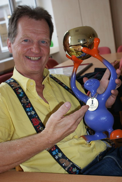 Ist Landessieger 2013 in Erste Hilfe mit seinen Schülern: Paul Schlader. | Foto: Thöne