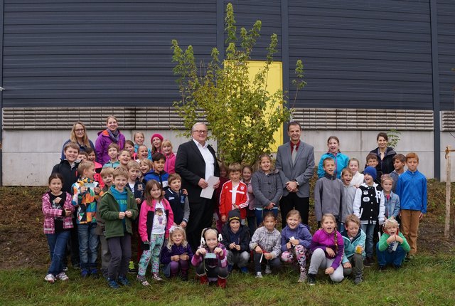 Bürgermeister Josef Haaser und Martin Kirchmair (Asfinag) mit den Lehrerinnen und Kindern der Volksschule Angath.