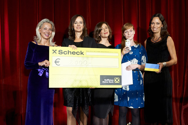 Bei der Preisverleihung: Martina Fasslabend mit Familienministerin Dr. Sophie Karmasin, Mag. Monika Riedel von Raiffeisen mit den Preisträgern für das Projekt "Heroes": Mag.a Sonja Köhler und Mag.a Sandra Jensen