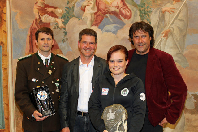 v.l.: Oberschützenmeister Gebhard Ennemoser, Vize-Bgm Günter Neururer, Armbrust-Vize-Weltmeisterin Katharina Auer und Bürgermeister Ingo Mayr.