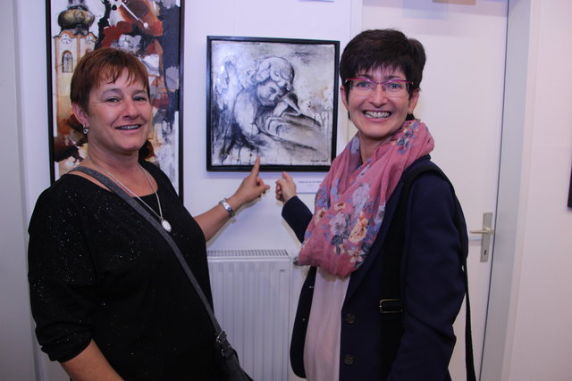 Christine Rieder und Astrid Falkner zeigen auf das bereits verkaufte Engelsbild.