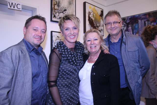 Die Künstlerin (2.v.li.) mit Marco, Emma und Hannes Verdross.