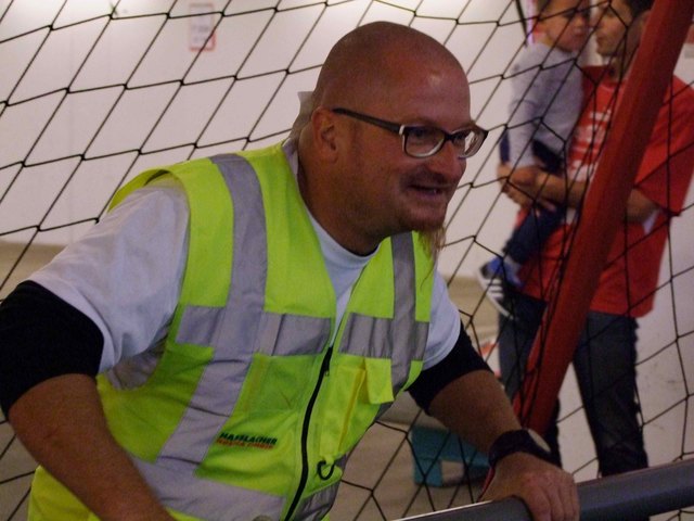 Er sichert das Netz vor dem Gegner