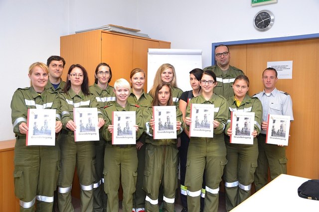Was verbindet 10 Frauen, einen Pfarrer und einen Arzt?  ...sie absolvierten gemeinsam erfolgreich den Grundlehrgang der Feuerwehr