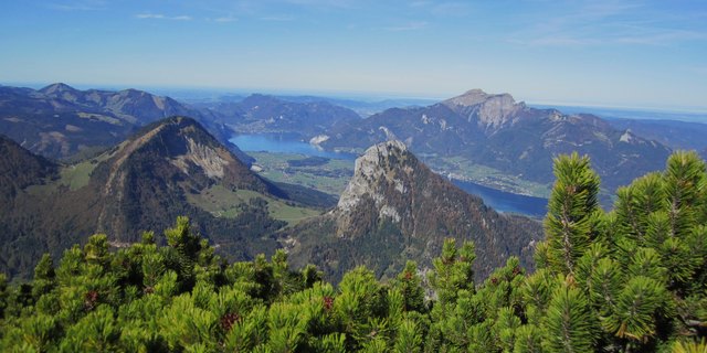 Blick vom Rinnkogel 1823m, mittig, auf den Sparber (re), Bleckwand (li) und dahinter auf den Wolfgangsee. Ein warmer, wunderschöner Tag zum wandern.