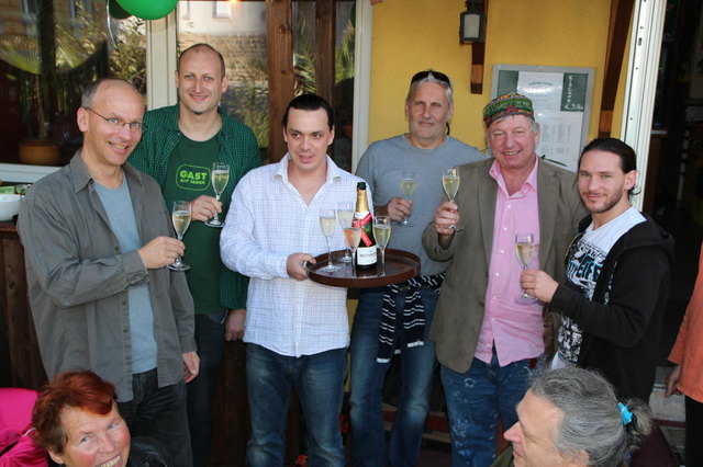 Dominik Schreiber, GR Michael Sigmund, Manuel Hauss, Bernhard Mager, StR. Peter Samec und Fabian Samec genießen den Bio-Brunch.