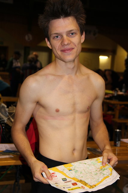 Maximilian Lerchegger (Leibnitzer AC) beim Analysieren seines Wettkampfes.