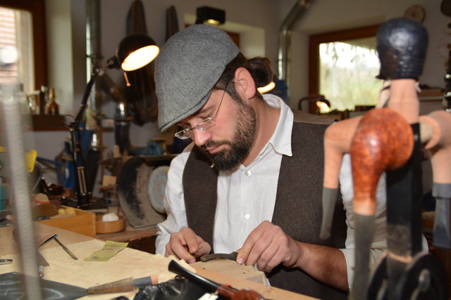 Christoph Stiegler bei der Arbeit in seiner Pfeifenmacherwerkstatt in Öhling.