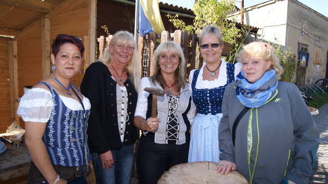 Anja , Gabi, Andrea, Vibeke und Herta -die Verliererin beim Hackstock-Nageln spendierte eine Runde.