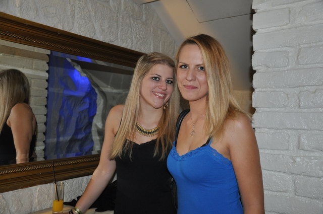 Bei Nicole Mann und Eva Seefischer kann sich der Spiegel an der Wand gar nicht entscheiden, wer die Schönste im Land ist.