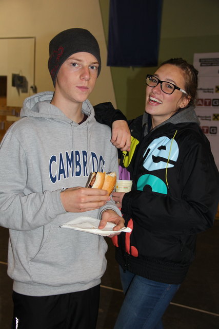 Emanuel Braun ließ sich gemeinsam mit Hannah Hoffmann seine Kotelettsemmel schmecken.