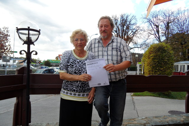 Apollonia Rauter und ihr Sohn Hubert mit einem Stimmzettel der Dorfwahl. Noch können Unterschriften gesammelt werden