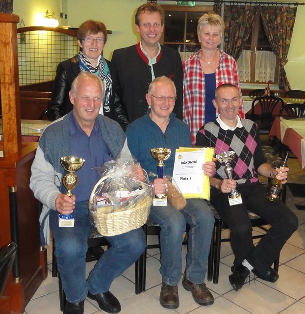 Sitzend: Hermann Schinnerer (2.Platz), Johann Hintersteiner (1.Platz), Josef Raab (3. Platz
Stehend: Obfrau Gabriele Langsenlehner, KR Hans Sommer, Vorstandsmitglied Aloisia Theuretzbacher.