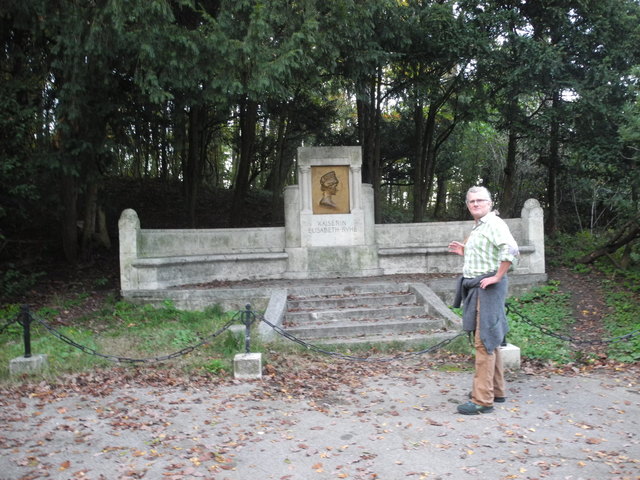Sisi Denkmal vor der Kirche am Kahlenberg