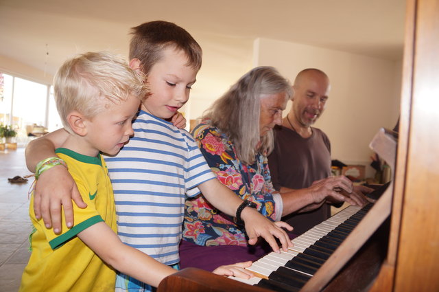 Joschua, Serafin, Lilian und Markus spielen gerade den "Soundtrack" der Pomali-Gemeinschaft am Klavier.