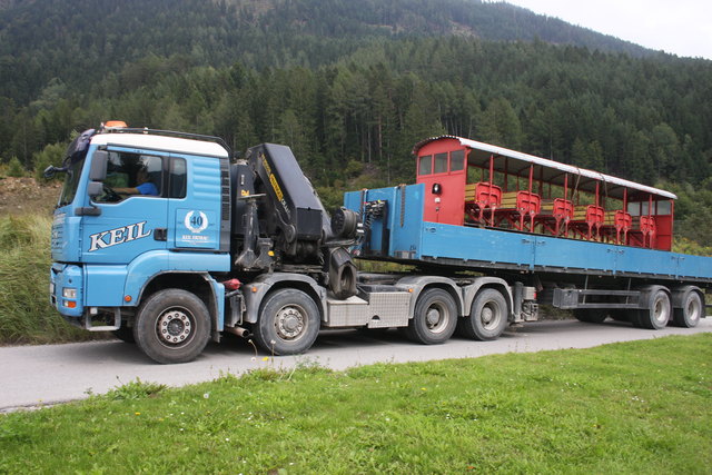 Letzte Fahrt per Huckepack: Die Höhenbahn wird abtransportiert | Foto: KK