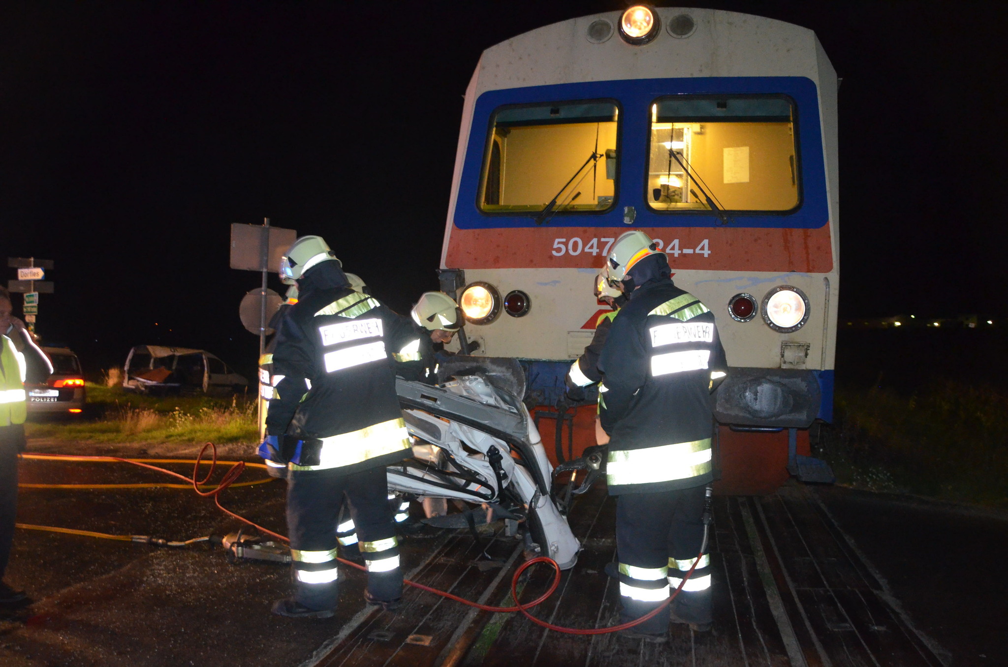 Auto prallte gegen Zug Fahrer unverletzt Gänserndorf