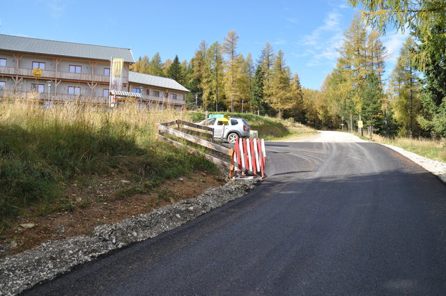 Das neu asphaltierte Straßenteilstück auf der Hochrindl | Foto: Friessnegg