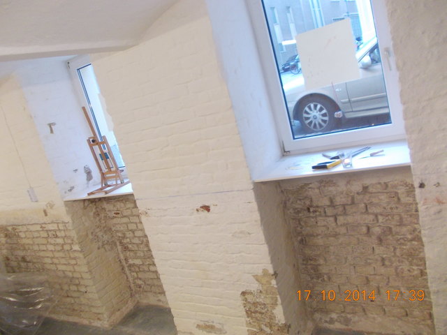 feuchte Mauer hinter der Verschalung