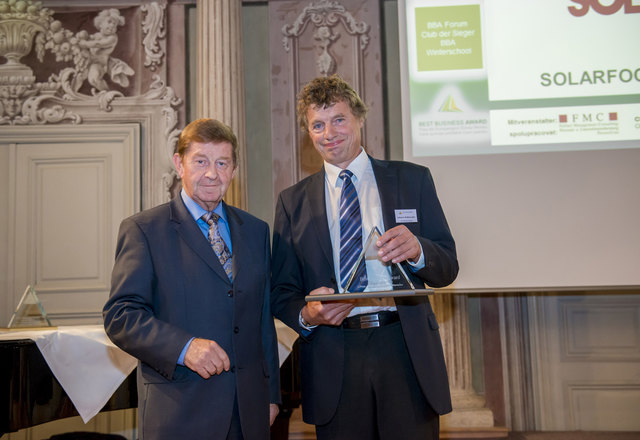 Johann Kalkgruber (re.), Geschäftsführer von Solarfocus, nahm die Auszeichnung von Laudator Otto Wiesheu entgegen. | Foto: Privat