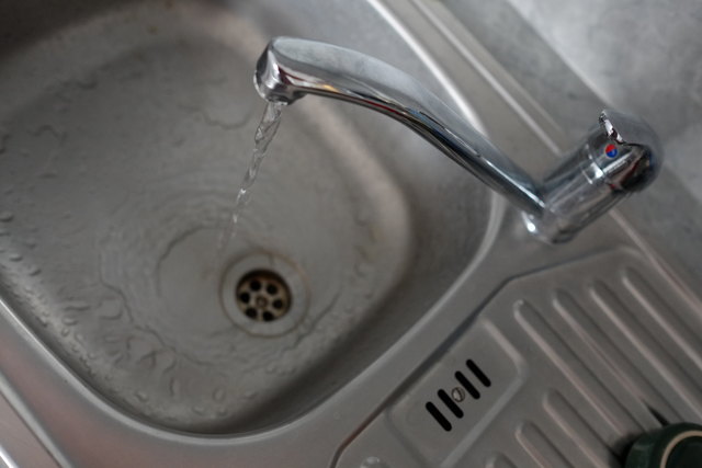 Mit einem teuren Filter vor der Wasserleitung gehen derzeit Keiler in Ternitz und Umgebung hausieren.