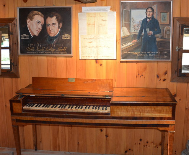 Auf diesem Hammerklavier (Franz Xaver Gruber-Gedächtnishaus/Hochburg) bekam Gruber Unterricht von dem Chorherren Georg Hartdobler (rechtes Bild) aus Burghausen.