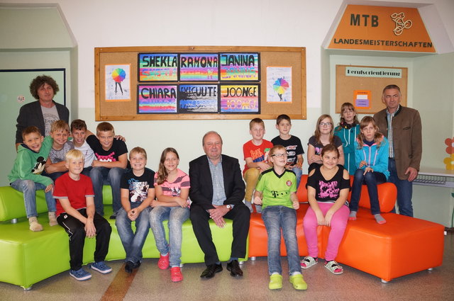 Farbenfroh: Schüler der NMS, Rudolf Hofbauer (Mi.), Franz Reithofer (re.) und Direktor Kurt Schafzahl mit den neuen bunten Sofas.