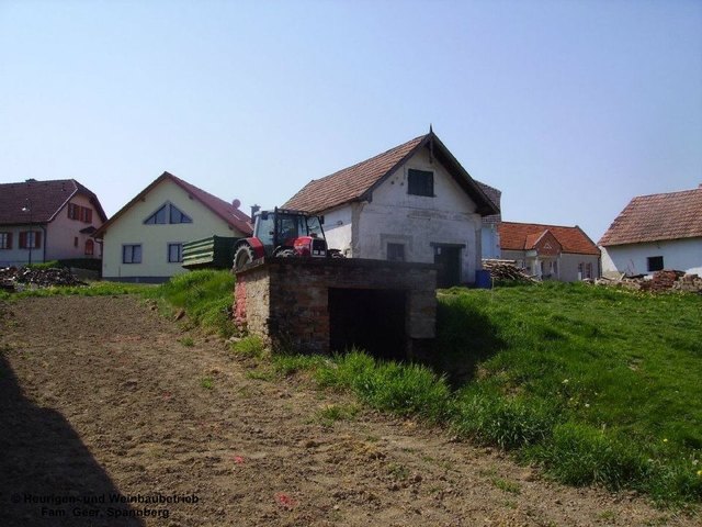 April 2007: Das Kellerschüpfl muss dem neuen Heurigenlokal weichen. Das Presshaus dahinter gehört dazu und wird 2012 renoviert.