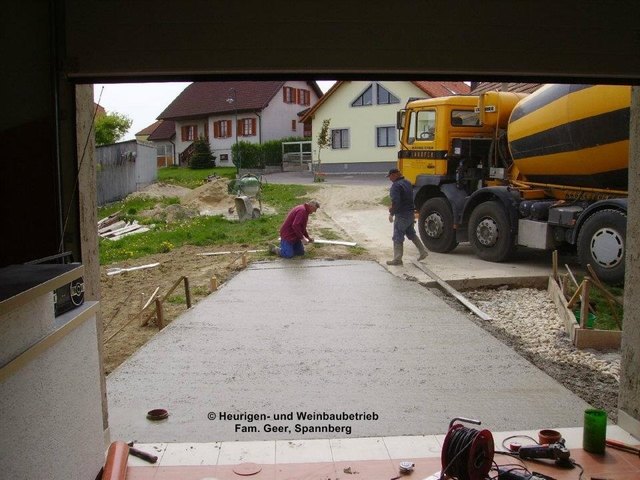 2009: Der Zugang zum Freigelände wird betoniert