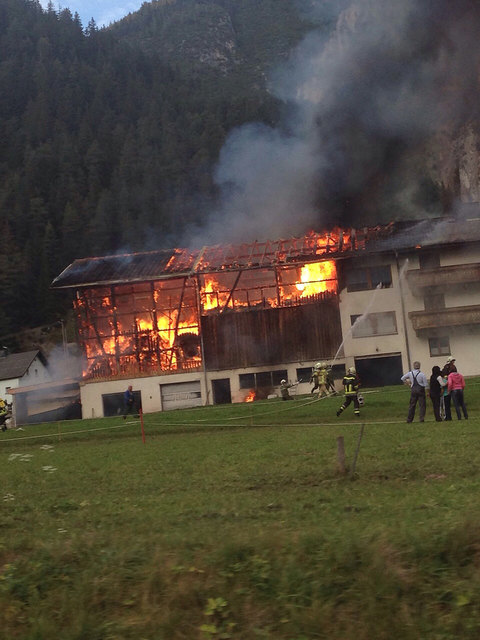 Durch den raschen Einsatz der Feuerwehren konnte ein Übergreifen der Flammen auf das angrenzende Wohngebäude verhindert werden. | Foto: ZOOM-Tirol