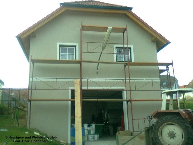 2011 bekommt das Lokal seine Fassade. Der Arbeitsbereich unten ist bereits in Vollbetrieb.