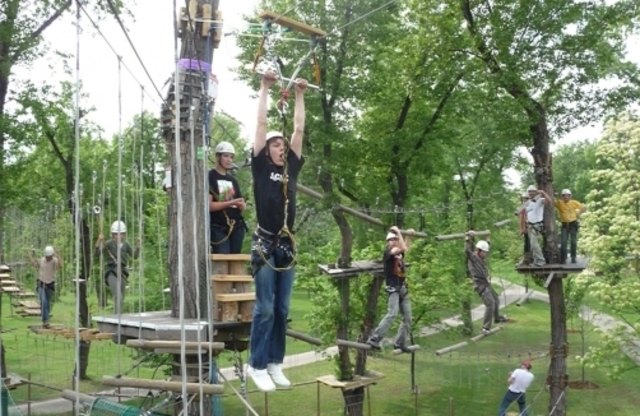 Beim Hochseilklettergarten im Gänsehäufelbad können Kletterbegeisterte ihre Geschicklichkeit und Koordination auf die Probe stellen. | Foto: www.sunny.at/f/hochseilklettergarten-gaensehaeufelbad
