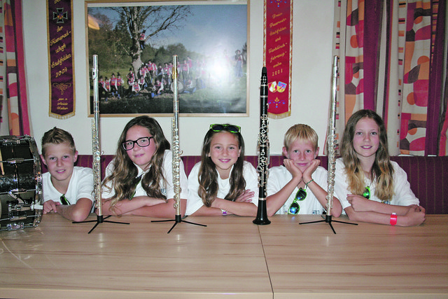 Das sind Stefan, Nicole, Elena, Marco und Angelika. Insgesamt sind beim MusiKlub 29 Kinder dabei. | Foto: Christa Nothdurfter