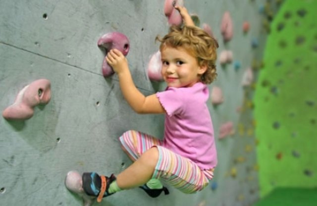 Eine tolle Vielfalt an Routen findet man hier. Zwei große, fast 5 m hohe Räume sind mit verwinkelt angebrachten Kletterplatten ausgekleidet. Dazu wurden in jedem Raum noch je eine großflächige Kippwand eingebaut. | Foto: www.sunny.at/f/wiener-alpinzentrum