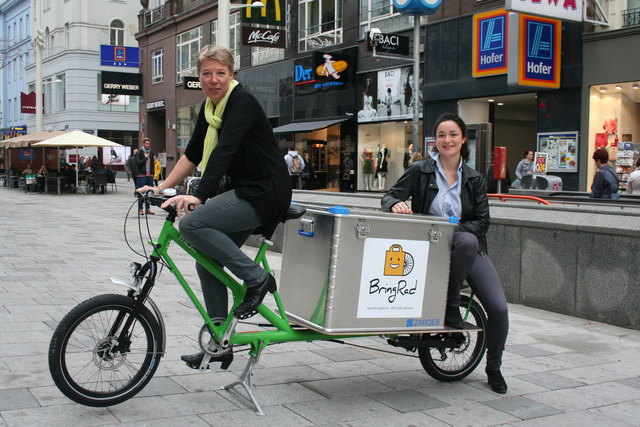 Die Unternehmerinnen Alice Trouillet (l.) und Eva Westhauser bringen Einkäufe mit dem Lastenrad nach Hause.