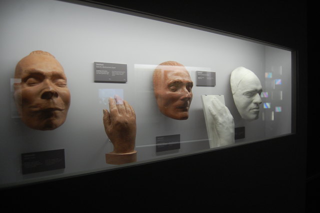 Totenmasken und Hände von den Verstorbenen sind im Bestattungsmuseum zu sehen.