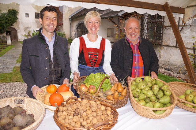 Obst- und Gartenbauverein-Obfrau Karin Reiter und Wolfgang Kirchmair (li.) rufen zum Teilen auf, Bgm. Gerhard Poscher unterstützt die Aktion mit der Kundmachung der Anbieter über Amtstafel und Gemeinde-Homepage.