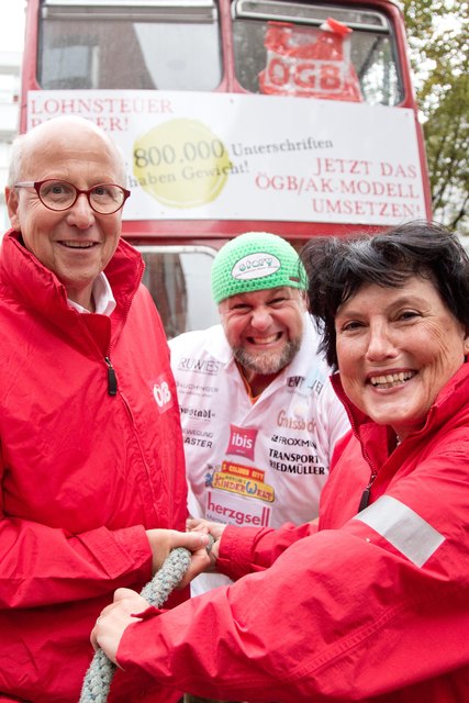Siegfried Pichler (ÖGB-Landesvorsitzender AK-Präsident), Kraftlackel Franz Müllner und Heidi Hirschbichler (ÖGB-Landesgeschäftsführerin). | Foto: ÖGB Salzburg