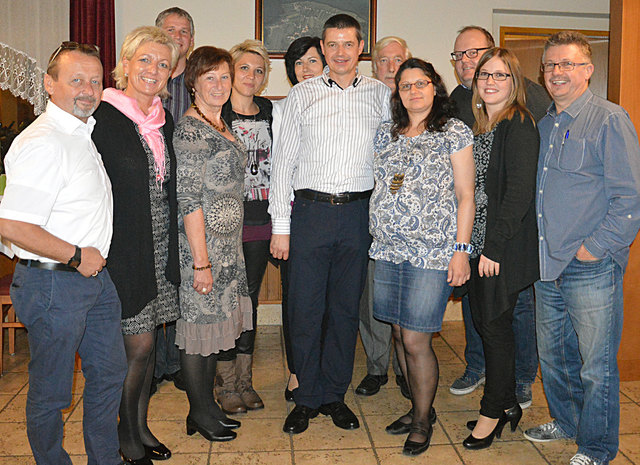 Jubilar Dr. Wilfried Lercher (Mitte) mit LAbg. Doris Prohaska (2.v.l.) und den Kohfidischer SPÖ-Gemeinderäten sowie Vertretern
der Kohfidischer SPÖ-Ortsorganisationen und der SPÖ-Frauen | Foto: SPÖ Kohfidisch