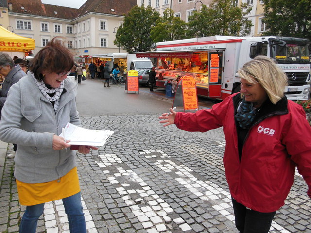 Auch auf dem Braunauer Wochenmarkt wurden Unterschriften gesammelt. | Foto: ÖGB