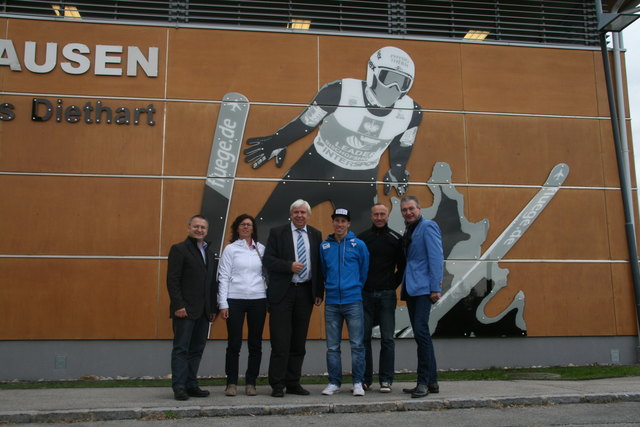 Vize Eduard Sanda, Christa Diethart, Landtagspräsident Johannes Heuras, Thomas Diethart, Gernot Diethart und Bürgermeister Rudolf Friewald. | Foto: Zeiler